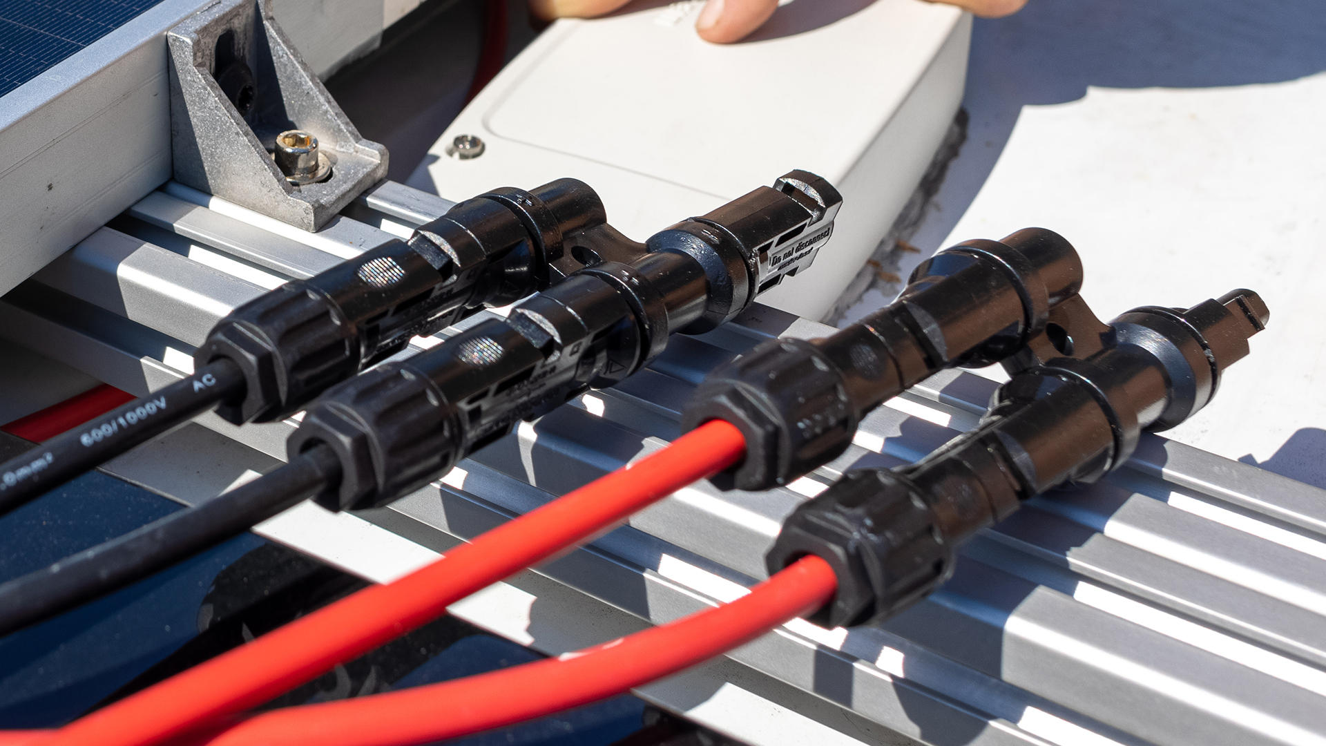 Elektronische Komponenten und Stecker