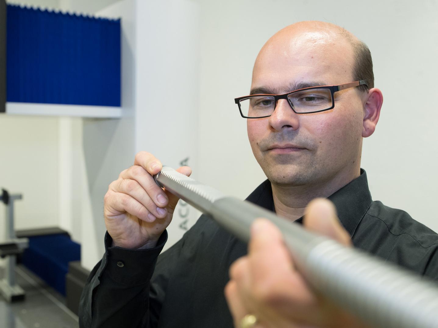 Techniker mit ZEISS Linescan