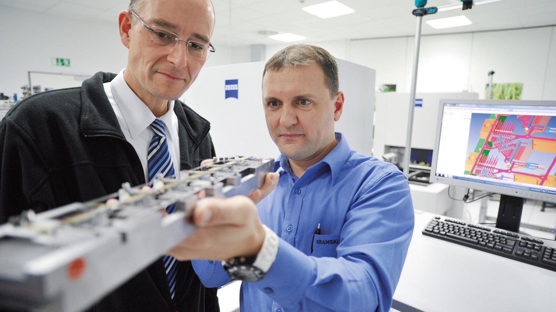 In einem Messlabor muss schnell und genau gearbeitet werden. Teamleiter Mathias Schlegel (links) und sein Kollege Waldemar Fust werden von mehreren ZEISS Messmaschinen unterstützt