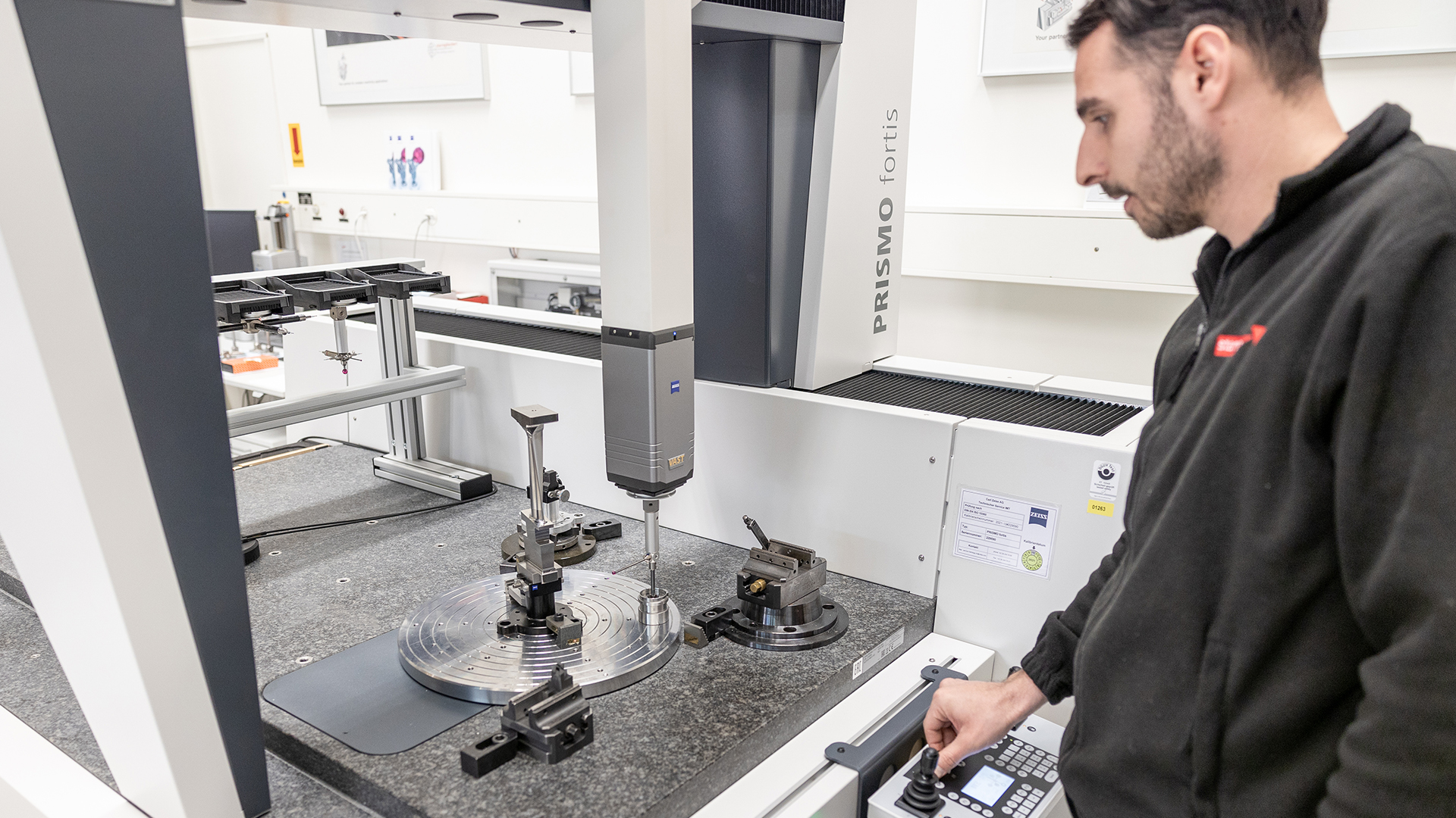 Junger Mann bei der Bedienung der ZEISS PRISMO 7/12/7 fortis
