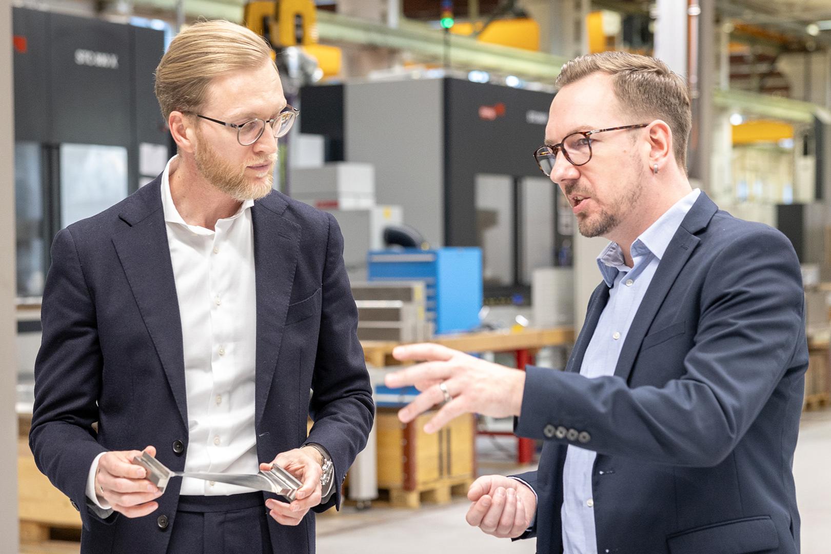 Roland Ziltener, Werkleiter der Starrag AG (rechts), und Ivan Nytsch, Head of Global Customer Segment Aerospace (links)