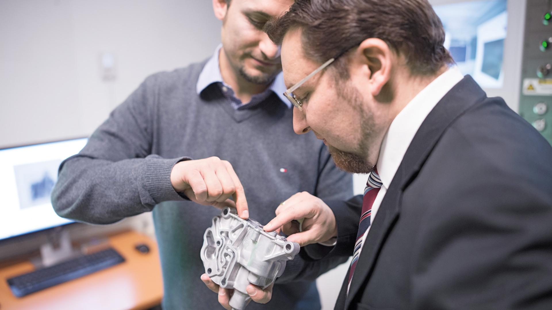 Rene Klaffenböck, Teamleiter Labor und Umweltbeauftragter der TCG UNITECH Gruppe und David Demmelmair, Leiter Qualitätsmanagement (von links nach rechts)