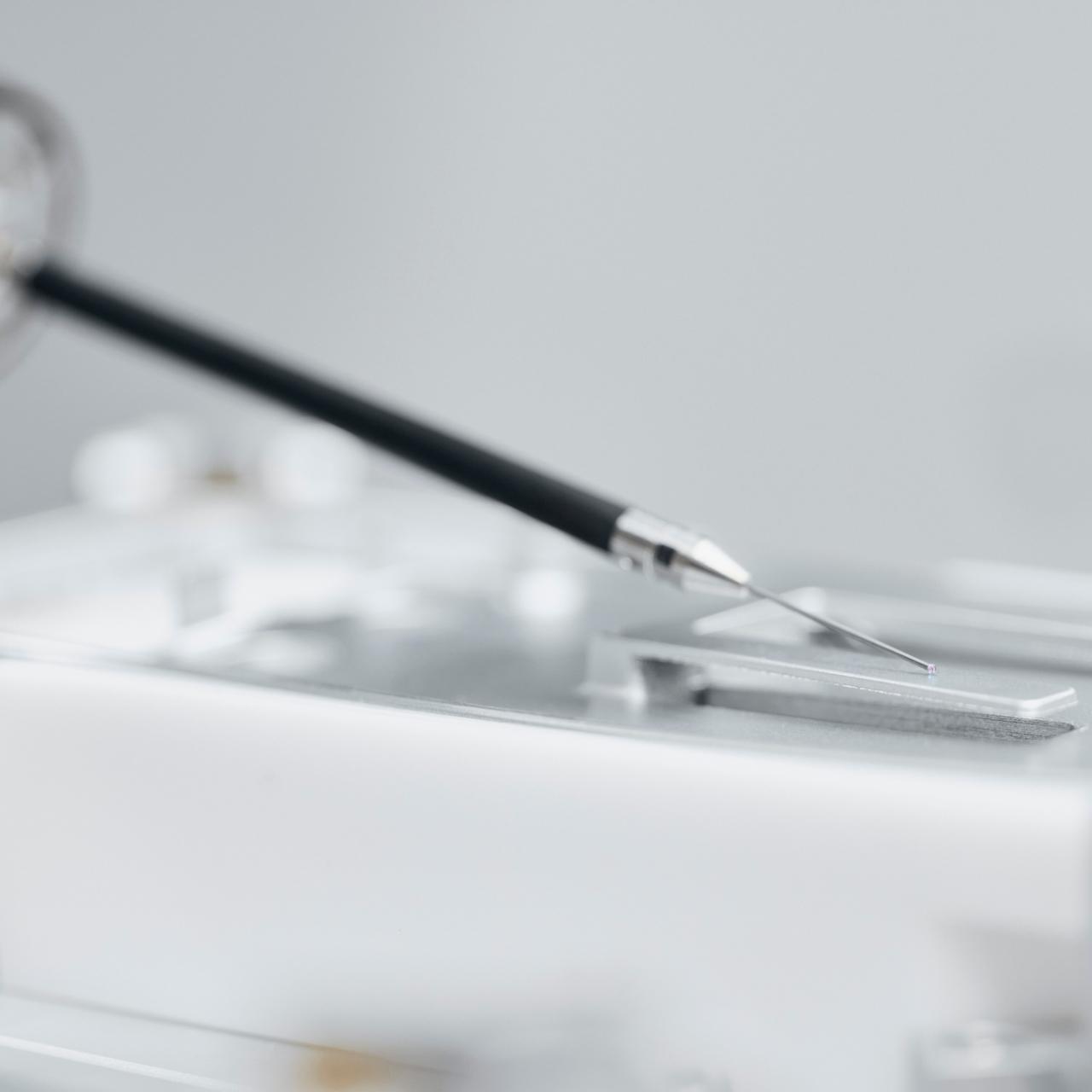 Der ZEISS SoftTouch Mode mit dem Sensor VAST XXT TL1 ermöglicht die taktile Messung eines kleinen und flexiblen Metallteils, ohne es zu verbiegen.