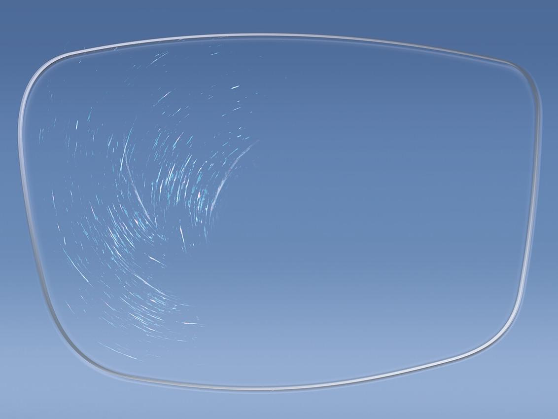 Abbildung eines Brillenglases mit und ohne ZEISS Beschichtungen, die die Oberflächenhärte beeinflussen 