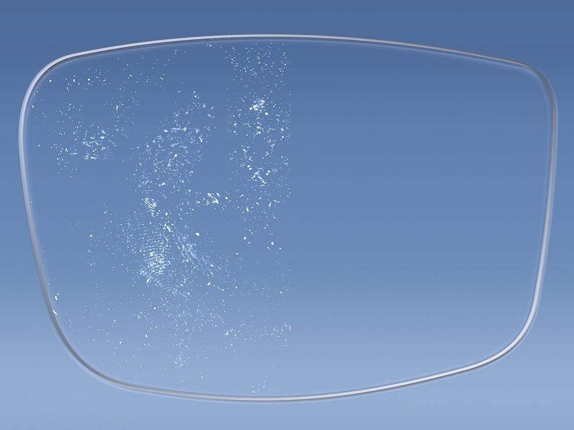 Abbildung eines Brillenglases von ZEISS mit und ohne Antistatik-Schicht 