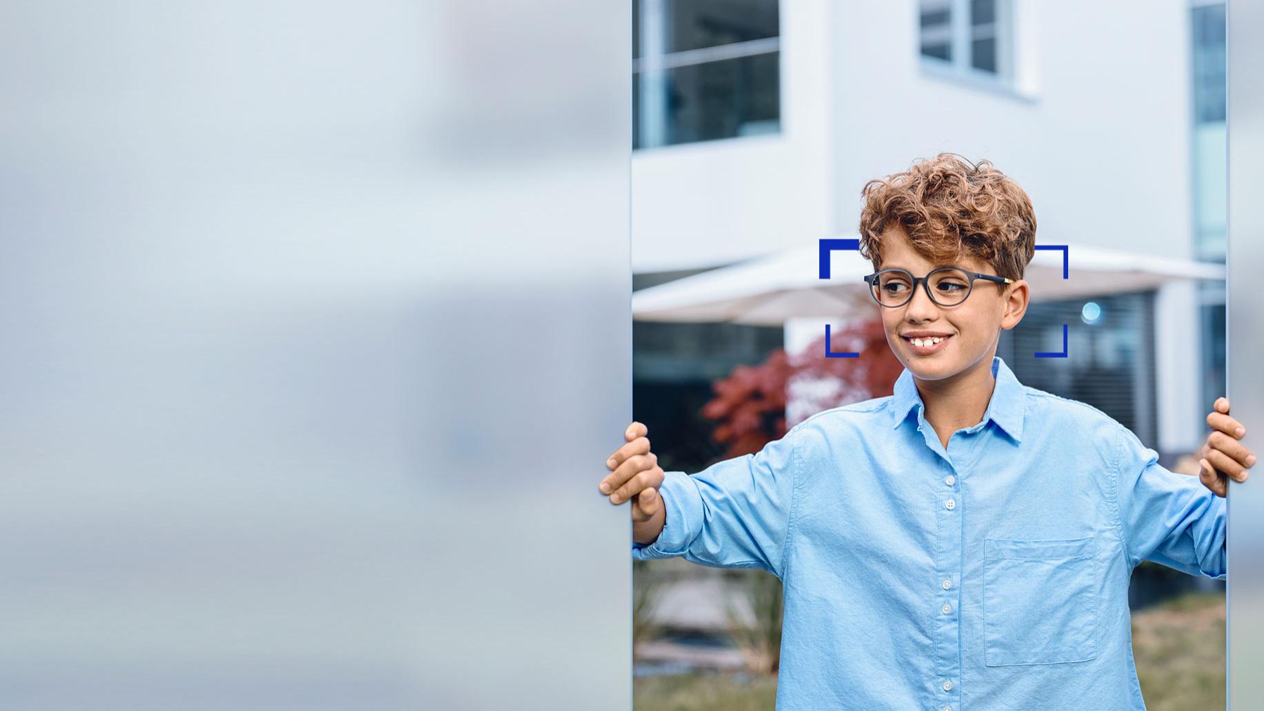 Ein kleiner Junge trägt ZEISS SmartLife Young Brillengläser