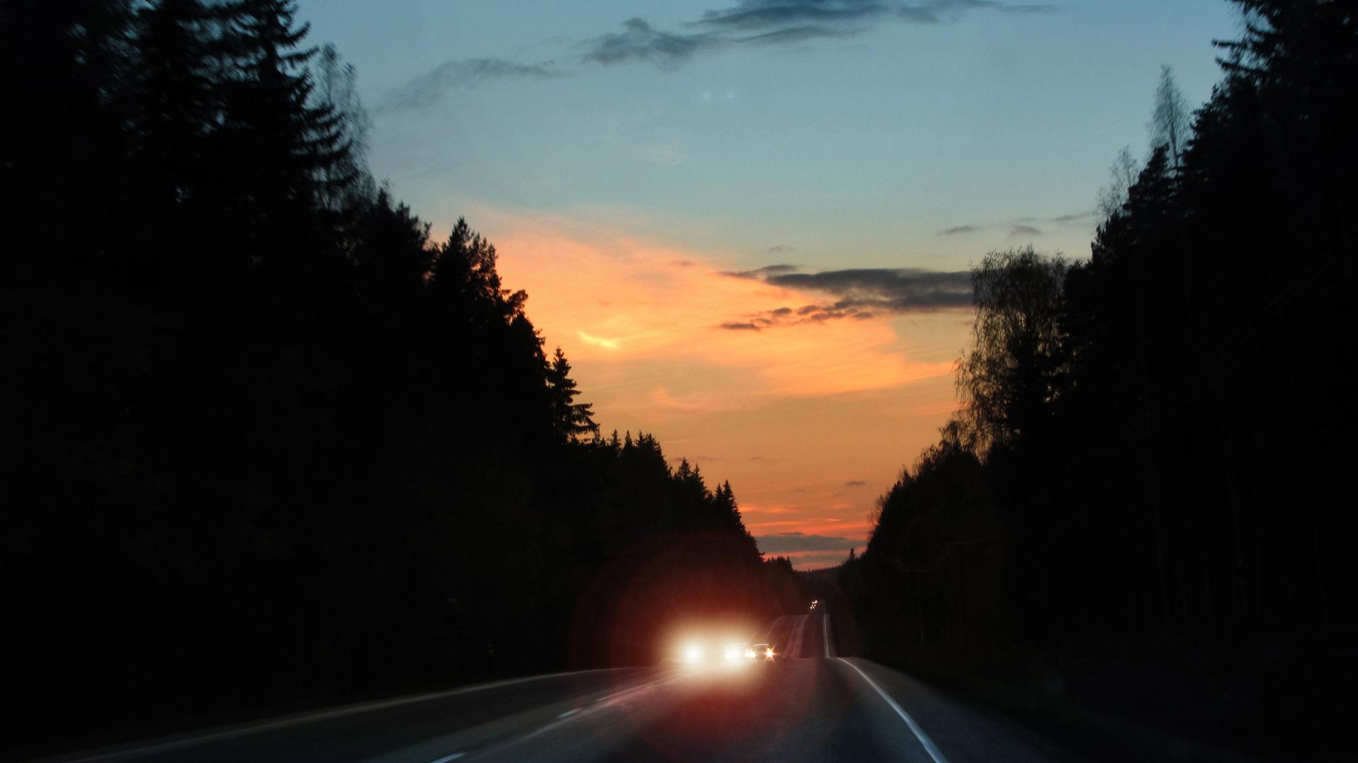 oder Blendung durch Autoscheinwerfer im abendlichen Verkehr