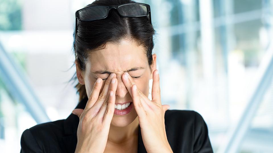 Mitunter jahrelang plagen manche Menschen undefinierbare Kopfschmerzen.