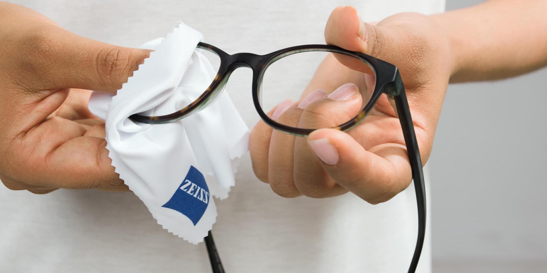 Wie putzt und behandelt man seine Brille richtig? 