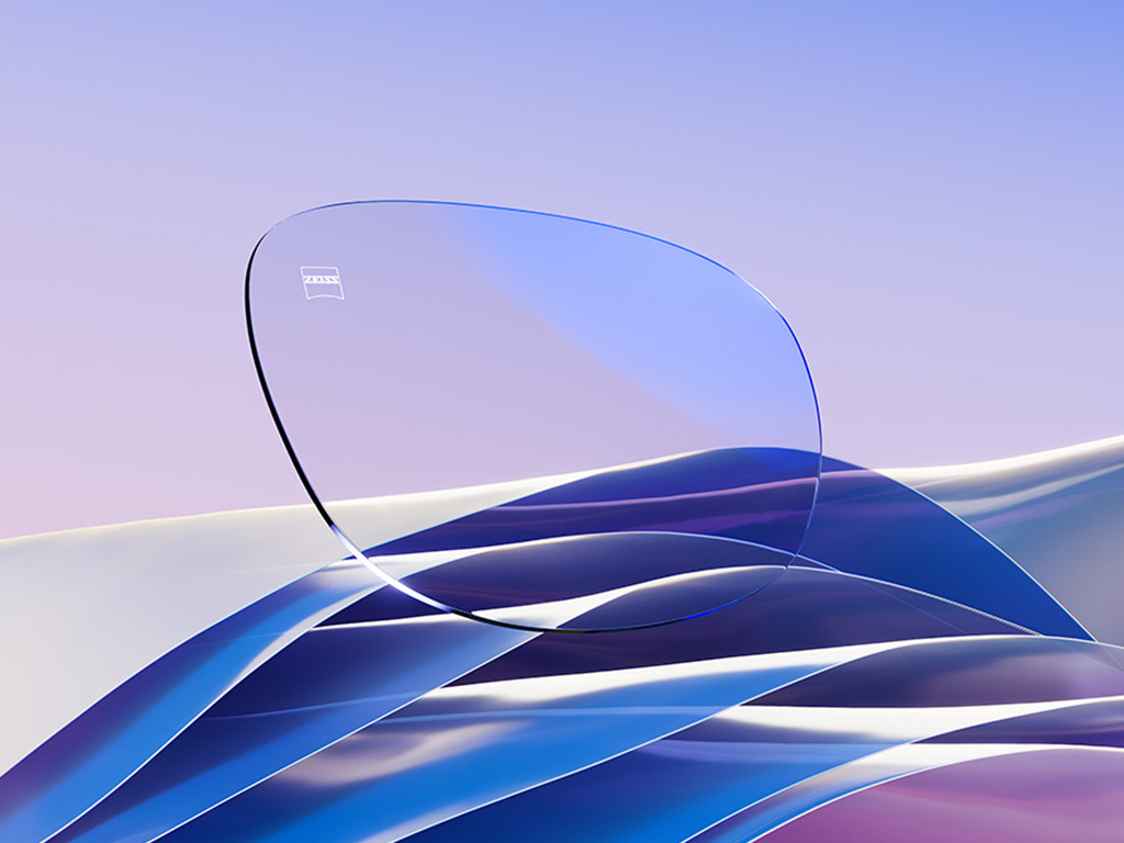 Eine CGI-Darstellung eines klaren Brillenglases mit einer dezenten blauen Reflexion.