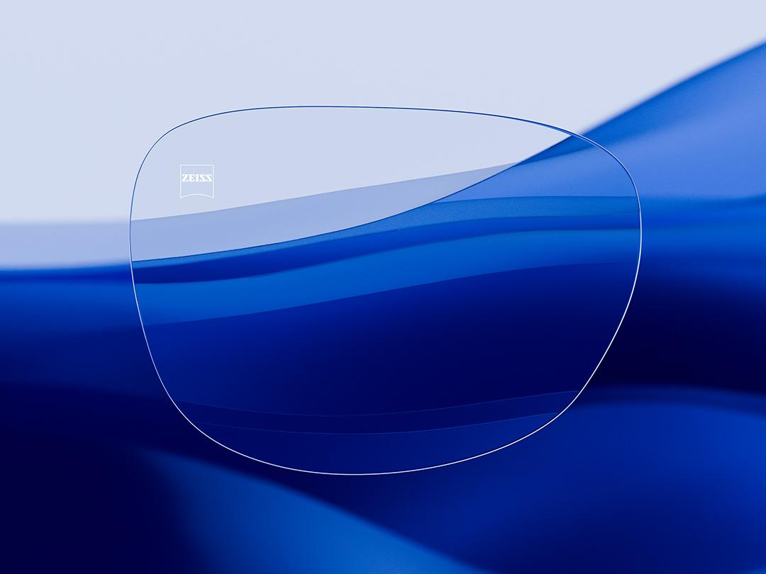 Geteiltes Bild, das auf der einen Hälfte ein ZEISS Glas zeigt, das sich durch seine Klarheit und Sauberkeit auszeichnet, während die andere Hälfte ein stark reflektierendes herkömmliches Brillenglas zeigt, wodurch der Kontrast bei der optischen Qualität hervorgehoben wird.