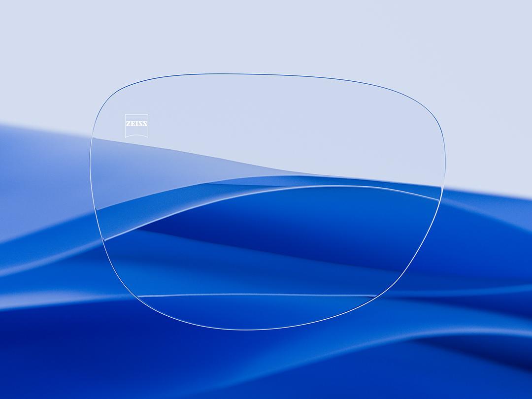 Geteiltes Bild, das auf der einen Hälfte ein ZEISS Glas zeigt, das sich durch seine Klarheit und Sauberkeit auszeichnet, während auf der anderen Hälfte ein zerkratztes herkömmliches Brillenglas zu sehen ist, wodurch der Kontrast bei der Langlebigkeit hervorgehoben wird. 