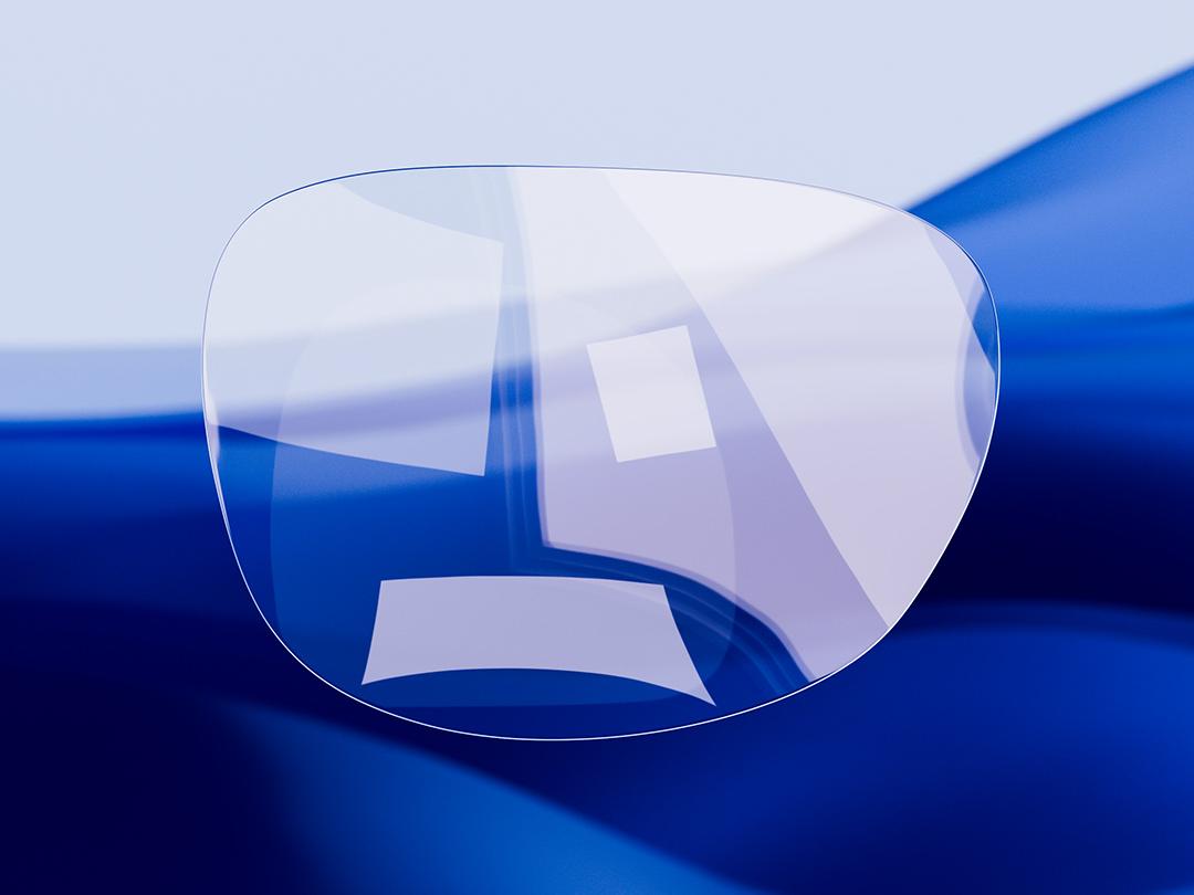 Geteiltes Bild, das auf der einen Hälfte ein ZEISS Glas zeigt, das sich durch seine Klarheit und Sauberkeit auszeichnet, während die andere Hälfte ein stark reflektierendes herkömmliches Brillenglas zeigt, wodurch der Kontrast bei der optischen Qualität hervorgehoben wird.