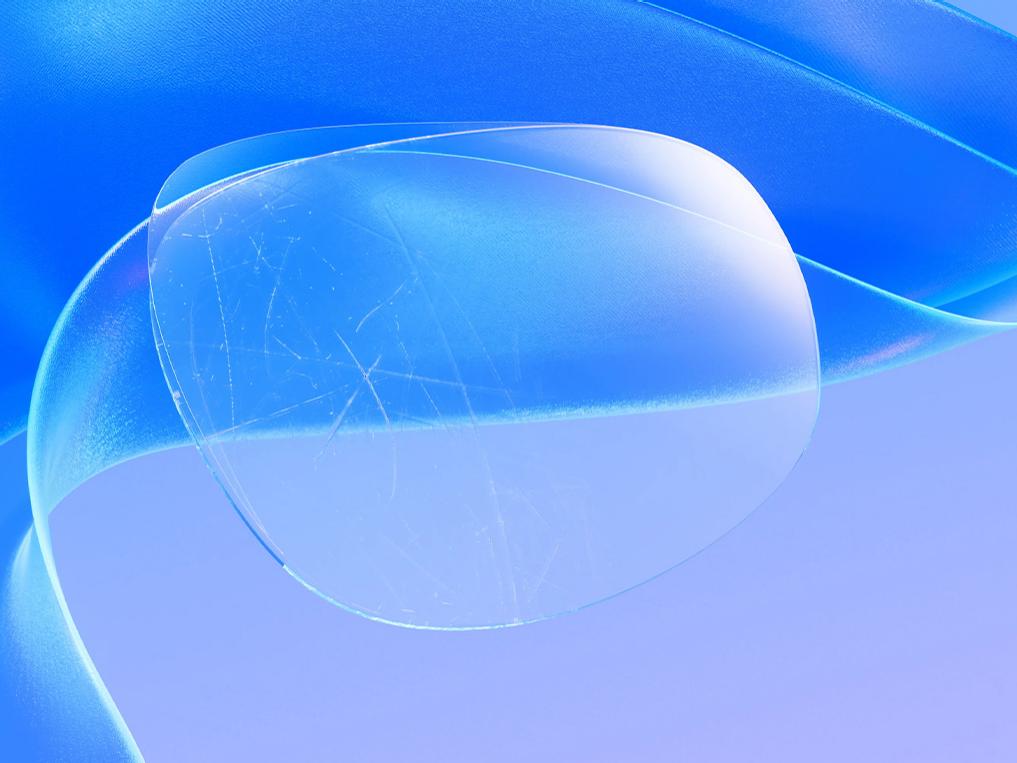 3D-CGI-Illustration eines zerkratzten Brillenglases, auf das eine dünne Beschichtung aufgetragen wird, wodurch die Kratzer wirksam verdeckt werden und eine klare und makellose Brillenglasoberfläche entsteht.
