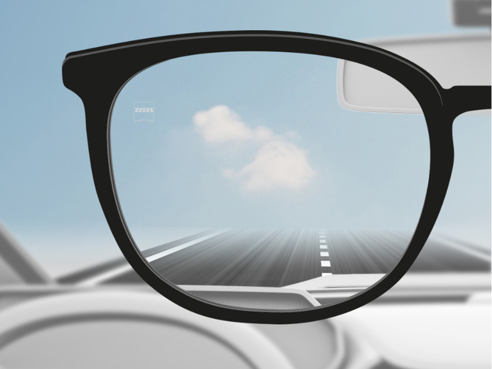 Schematische Darstellung der Sicht durch ein DriveSafe Einstärkenglas auf eine Straße. Die Sicht ist klar. . 