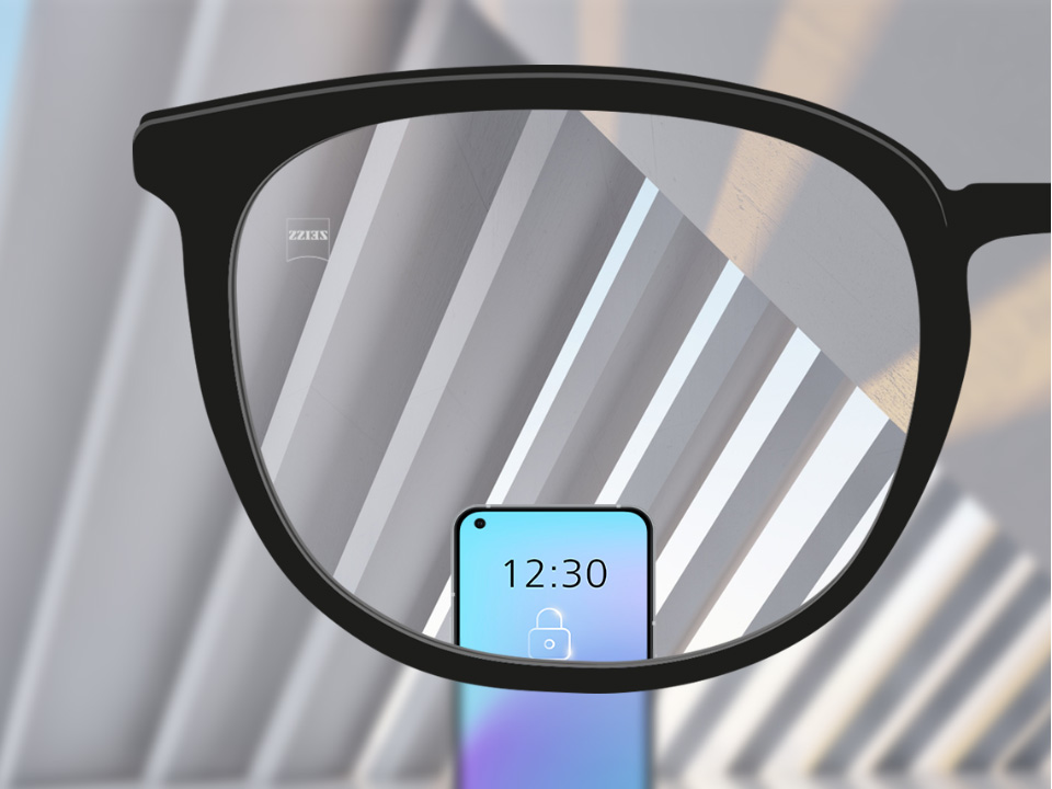 Schematische Darstellung der Sicht durch ein SmartLife Einstärkenglas auf entfernte Objekte und ein Smartphone – die Sicht ist klar, ohne Verzerrungen in der Peripherie. 