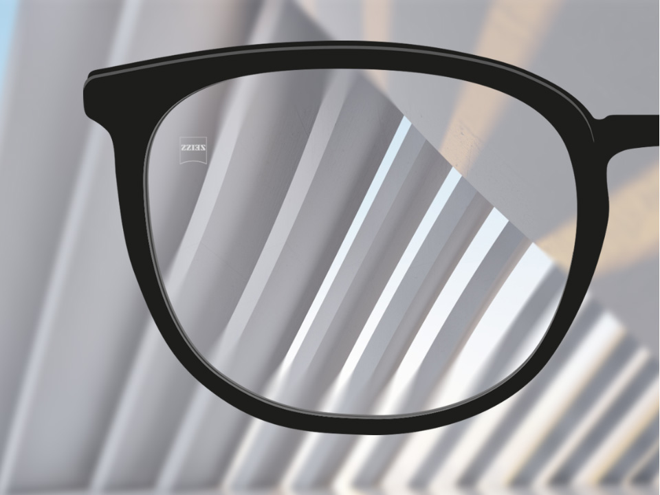 Abbildung mit Blick durch ein ZEISS ClearView Einstärkenglas. Das Brillenglas ist klar, abgesehen vom Randbereich des Brillenglases.
