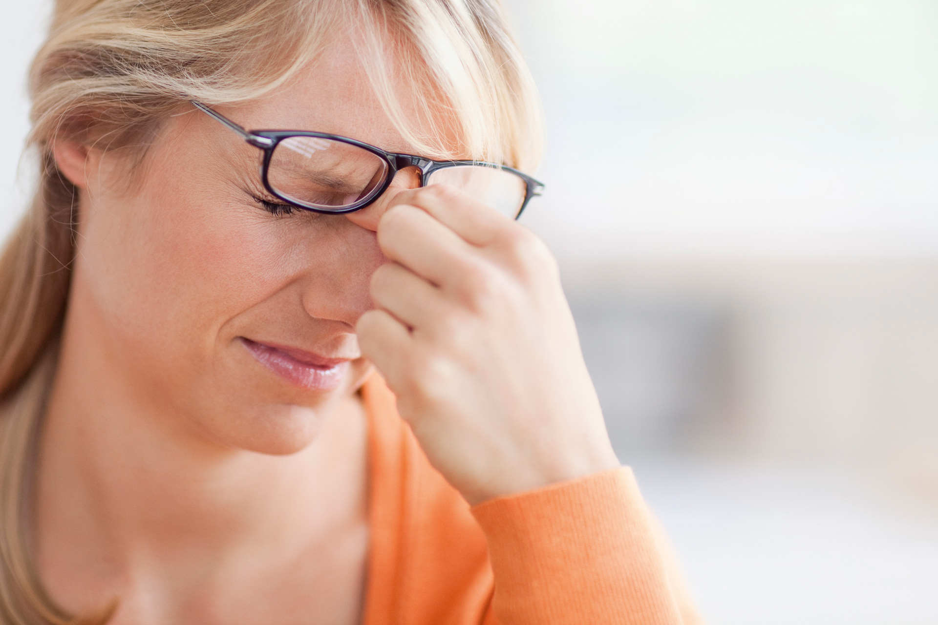 Kann die falsche Brille oder schlechtes Licht den Augen schaden?