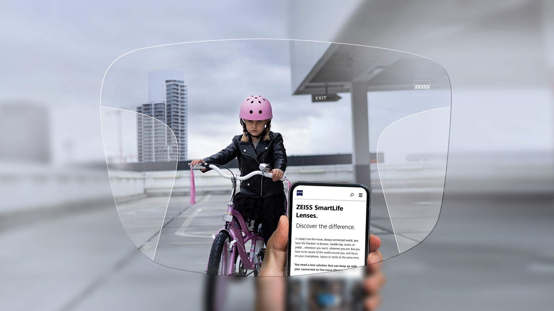 Darstellung von ZEISS SmartLife Gleitsicht Superb Brillengläsern. Die Abbildung zeigt den Blick durch die Brillengläser.