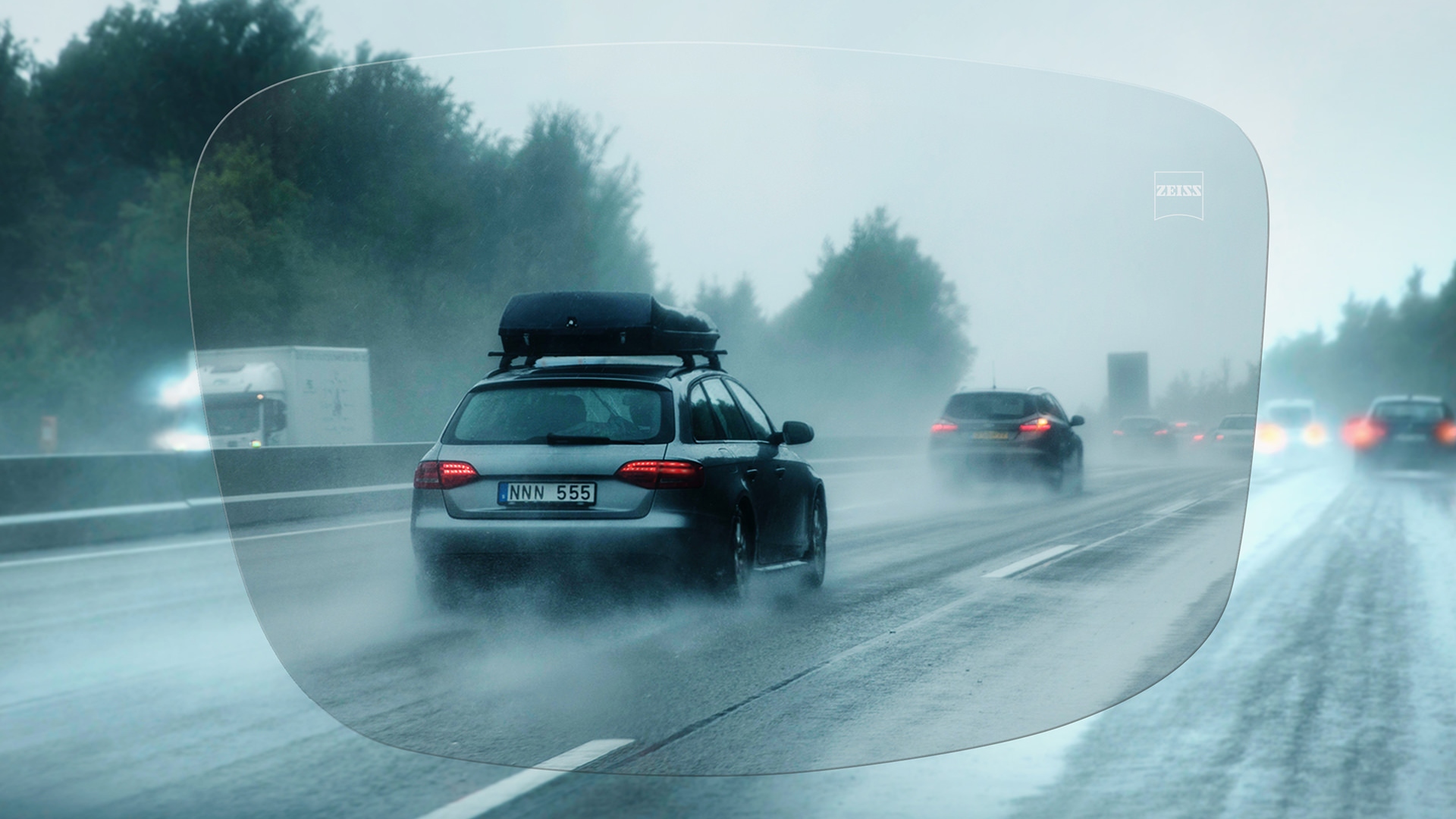 Blick durch ZEISS Einstärken DriveSafe Individual Brillengläser auf eine Autobahn bei Regen 
