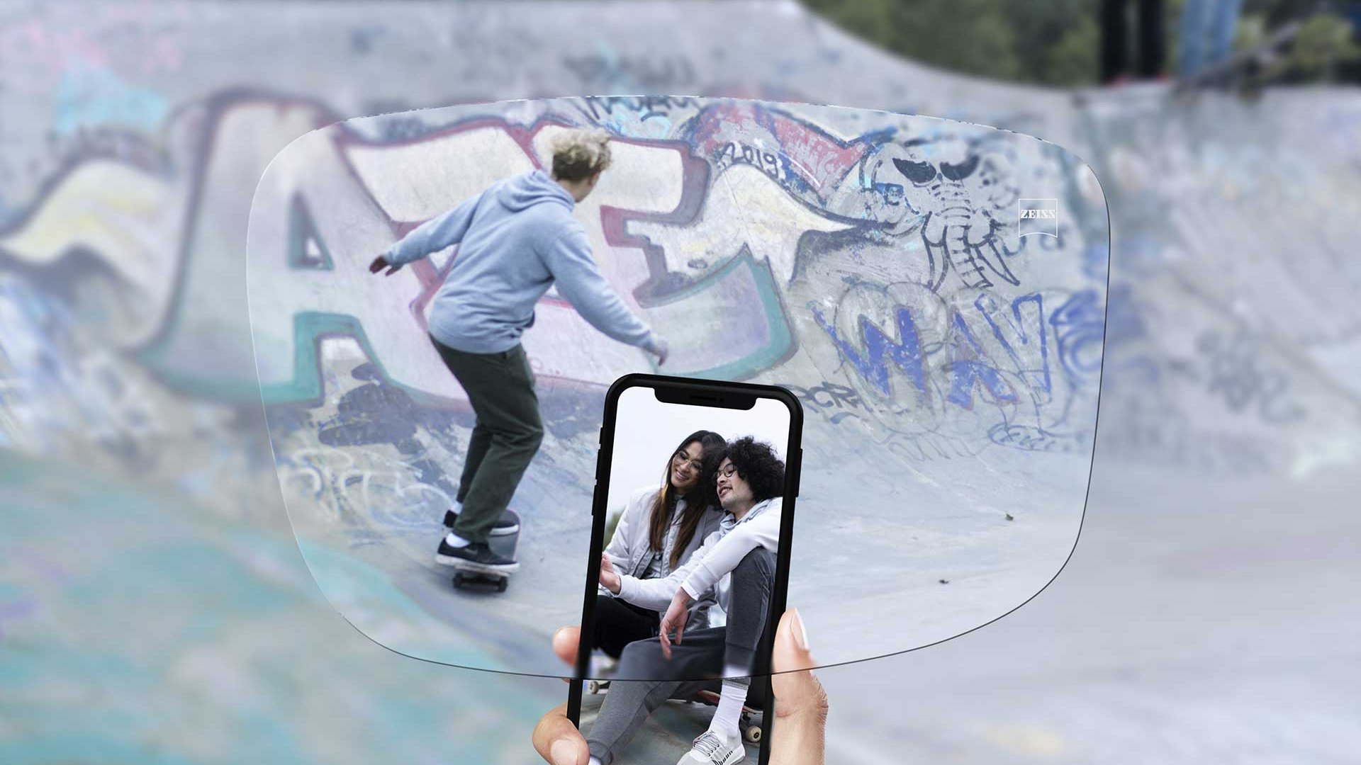 Blick auf einen Skatepark durch ZEISS SmartLife Einstärkenbrillengläser.
