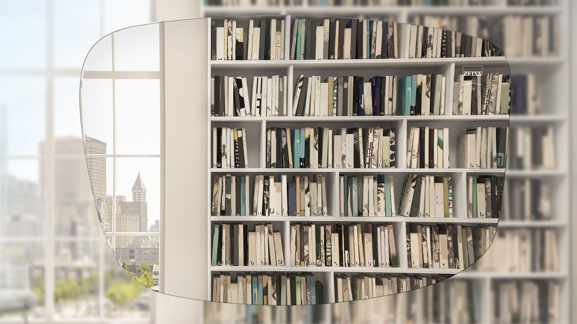 Verzerrter Blick durch das Brillenglas auf ein Bücherregal und Fenster. ZEISS Einstärken AS Brillengläser bieten eine hervorragende Sehqualität. 