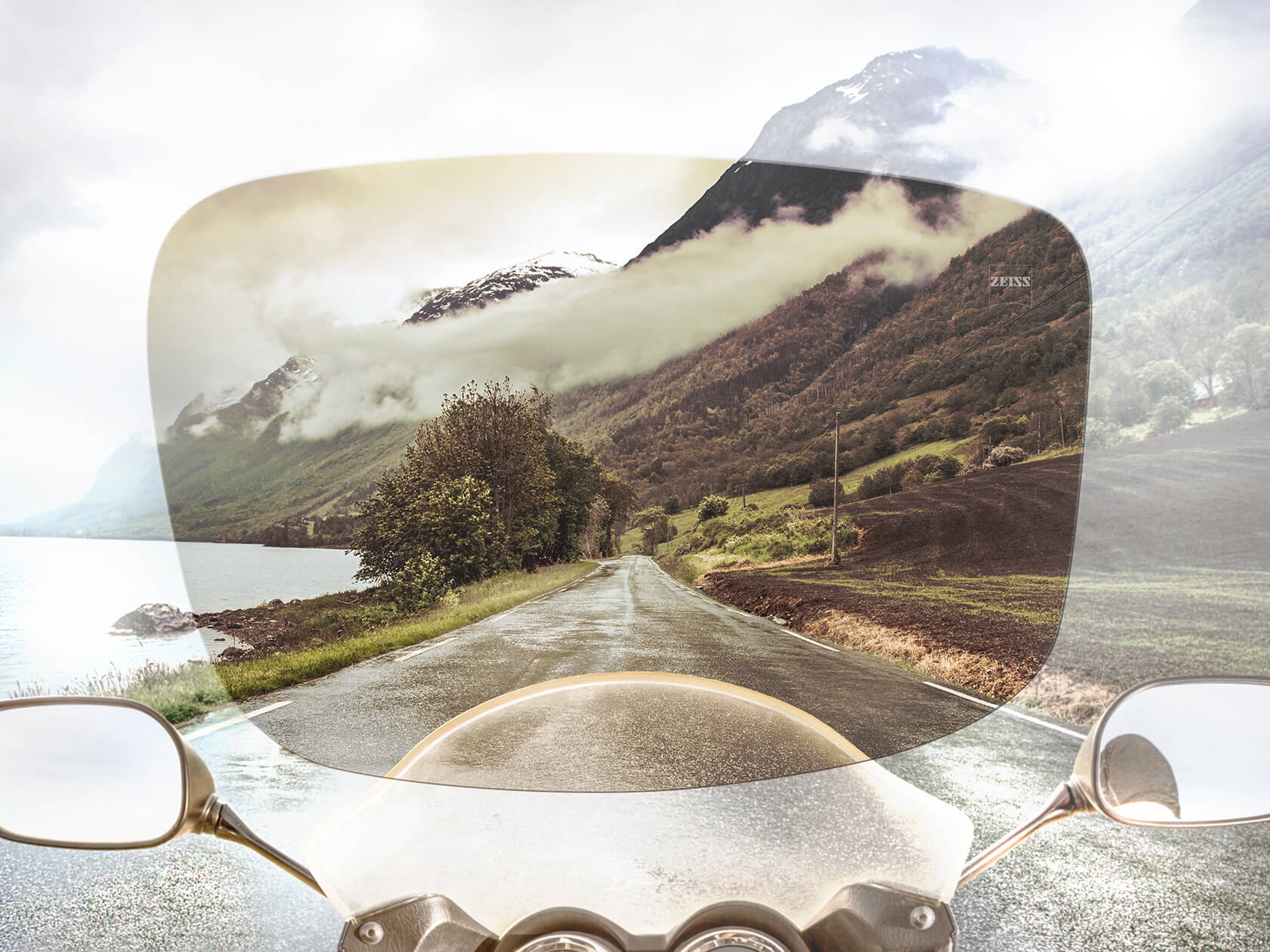 Sicht aus der Fahrerperspektive auf eine Straße und Landschaft durch ein ZEISS Skylet Sonnenbrillenglas 