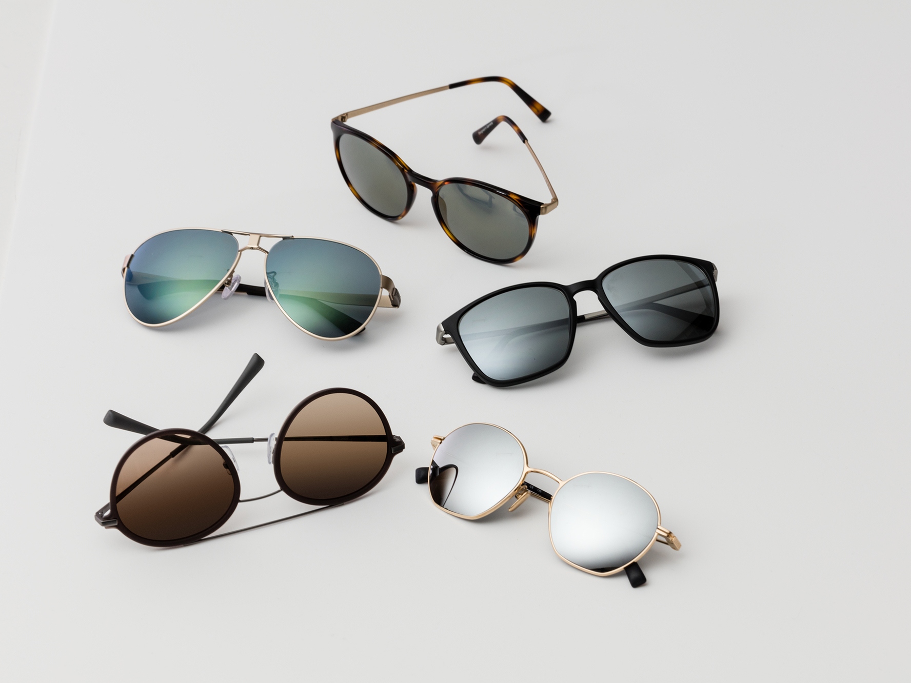 Fünf Sonnenbrillen in klassischen Tönungen für Sonnenschutzgläser und mittlere bis starke Lichtintensität.