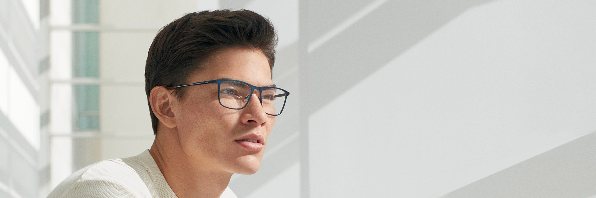 Ein junger Mann mit ZEISS Eyewear von Marchon.