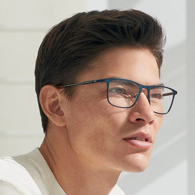 Ein junger Mann mit ZEISS Eyewear von Marchon.